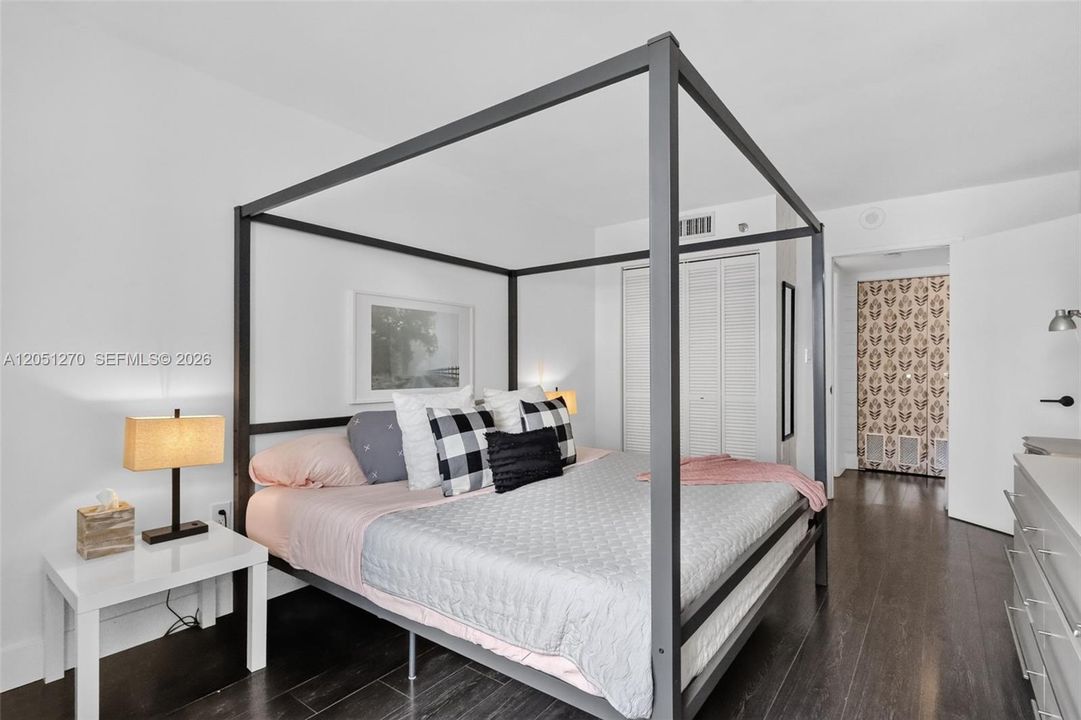 For Sale: $330,000 (2 beds, 2 baths, 848 Square Feet)