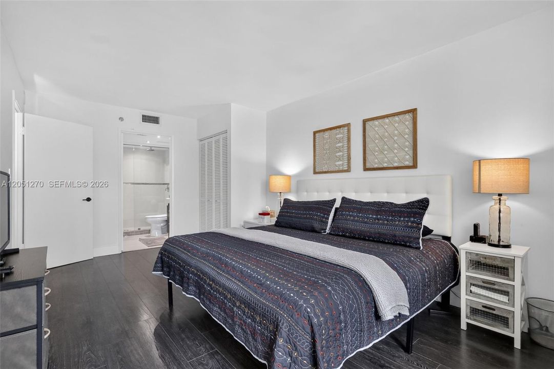 For Sale: $330,000 (2 beds, 2 baths, 848 Square Feet)