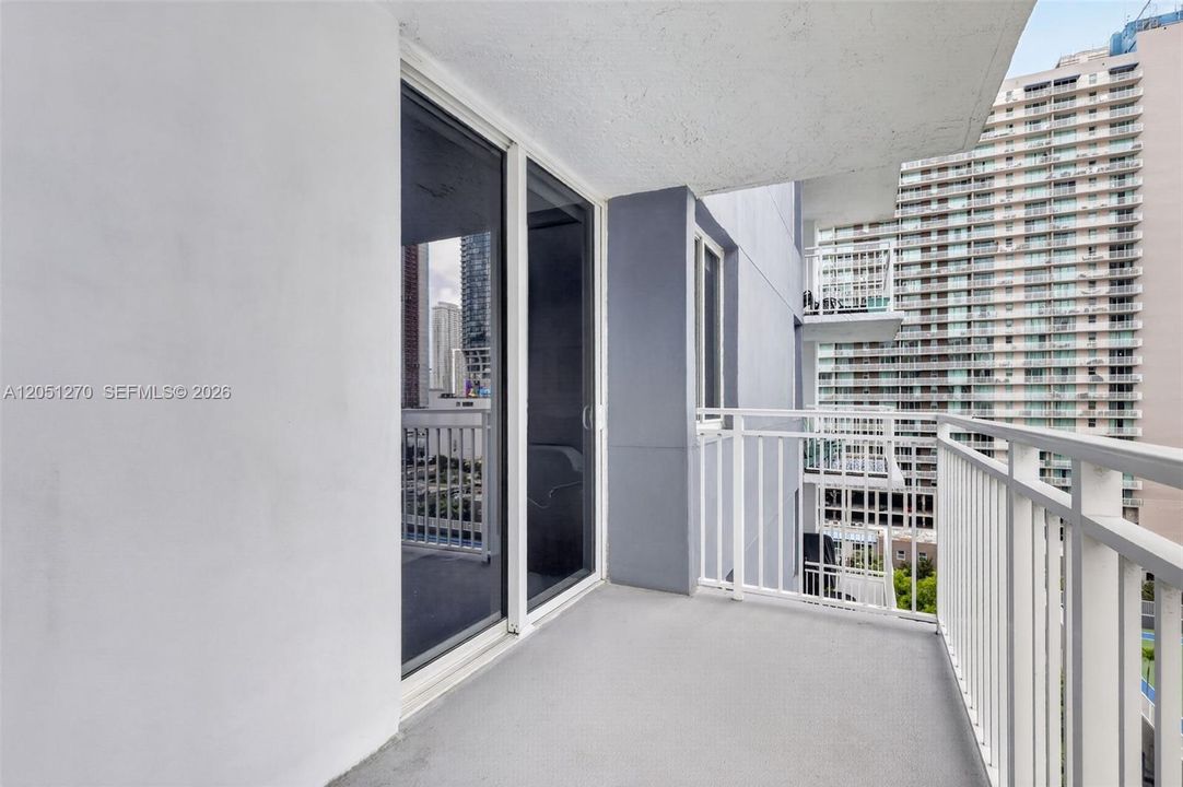 For Sale: $330,000 (2 beds, 2 baths, 848 Square Feet)