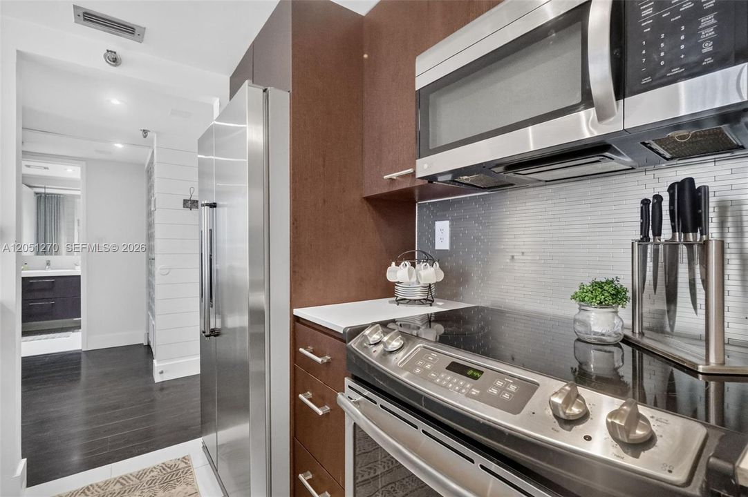 For Sale: $330,000 (2 beds, 2 baths, 848 Square Feet)