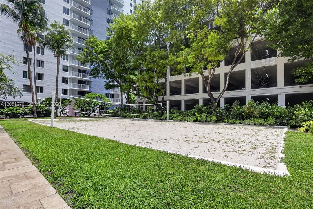 For Sale: $330,000 (2 beds, 2 baths, 848 Square Feet)
