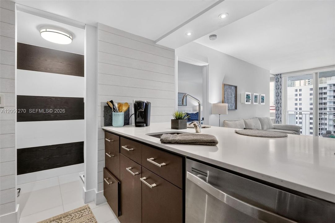 For Sale: $330,000 (2 beds, 2 baths, 848 Square Feet)