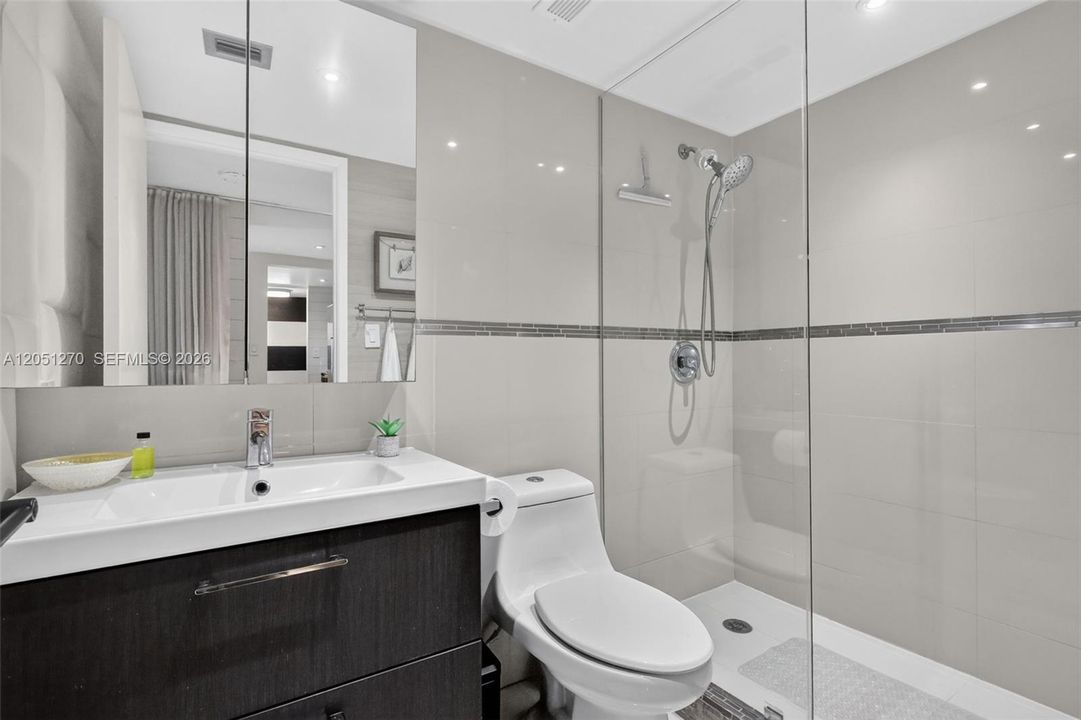 For Sale: $330,000 (2 beds, 2 baths, 848 Square Feet)