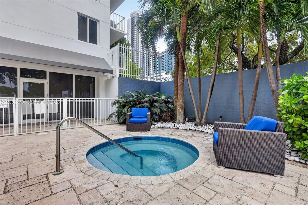For Sale: $330,000 (2 beds, 2 baths, 848 Square Feet)