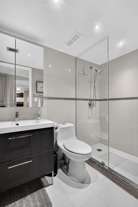 For Sale: $330,000 (2 beds, 2 baths, 848 Square Feet)