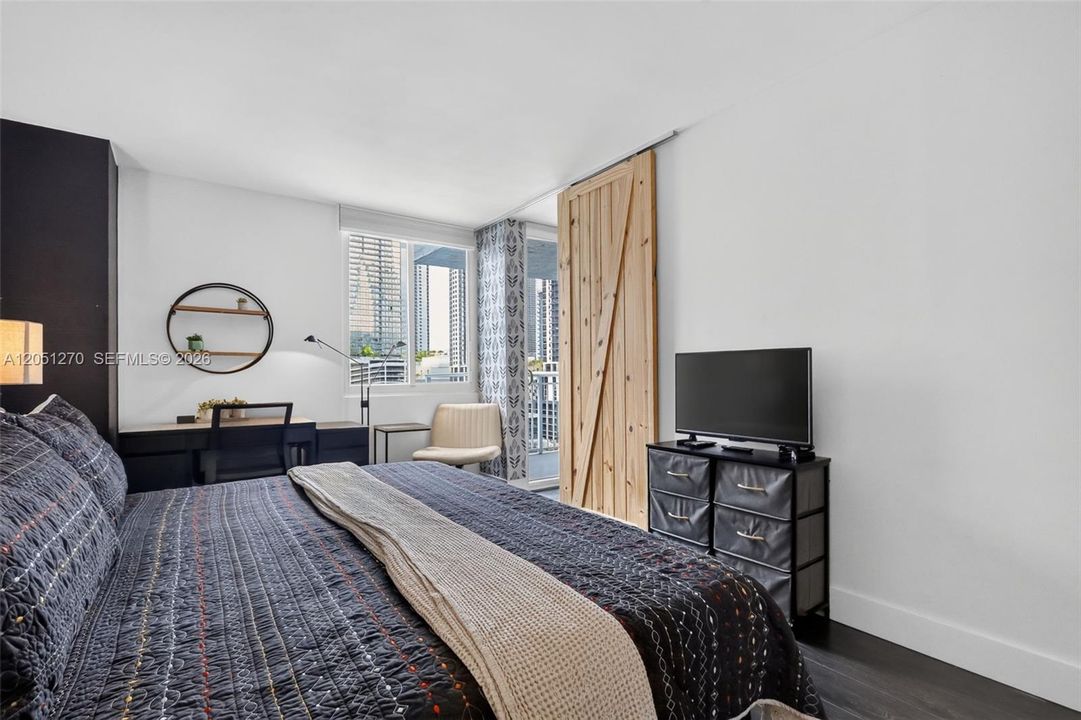For Sale: $330,000 (2 beds, 2 baths, 848 Square Feet)