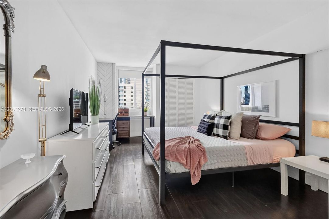 For Sale: $330,000 (2 beds, 2 baths, 848 Square Feet)