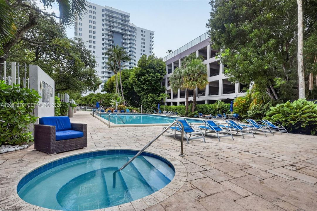 For Sale: $330,000 (2 beds, 2 baths, 848 Square Feet)