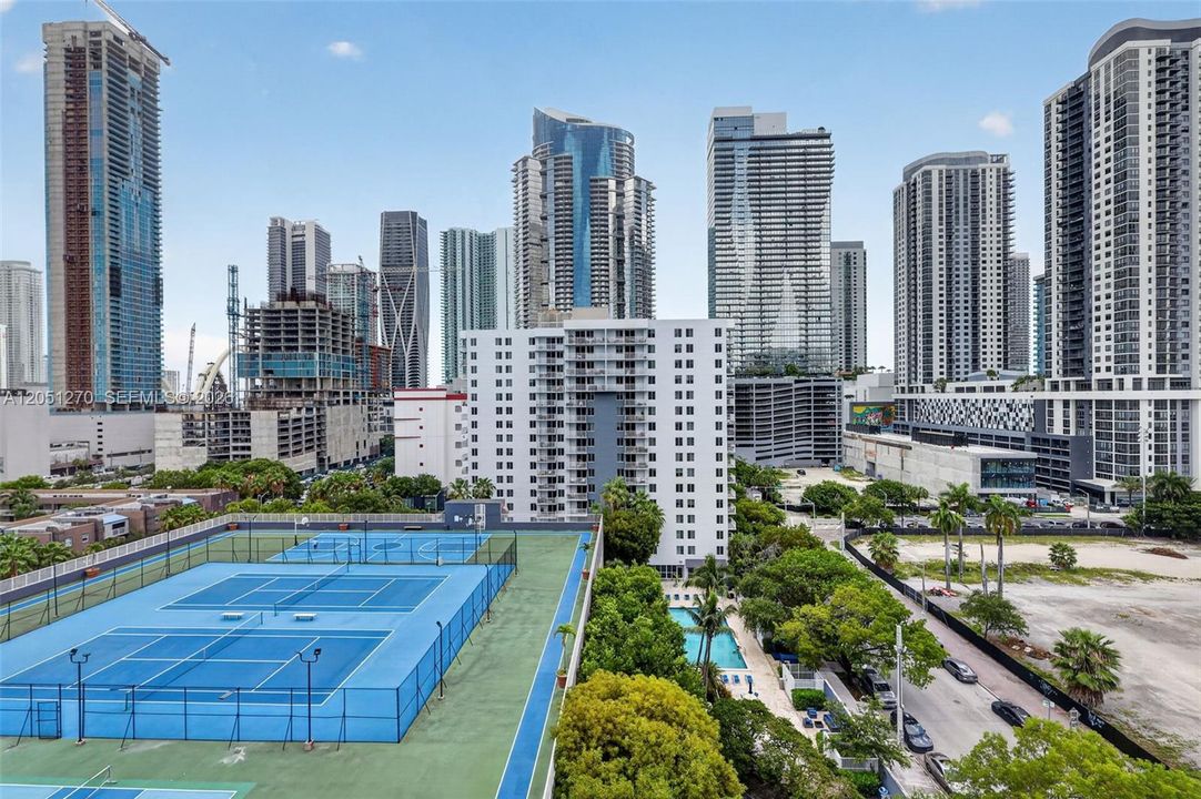 For Sale: $330,000 (2 beds, 2 baths, 848 Square Feet)