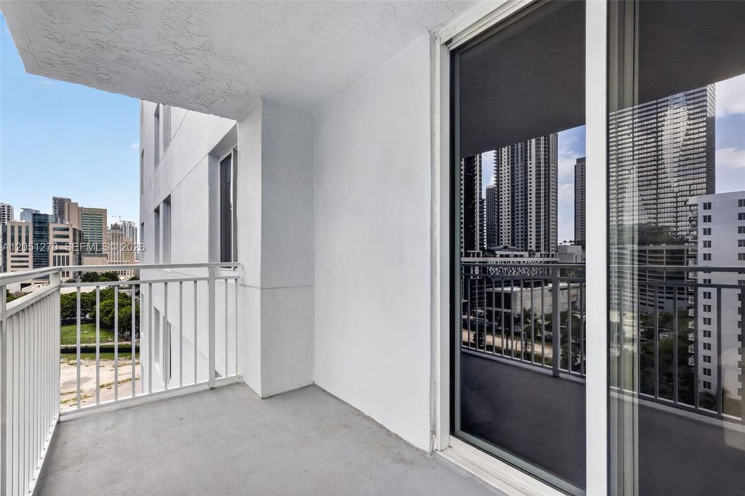 For Sale: $330,000 (2 beds, 2 baths, 848 Square Feet)