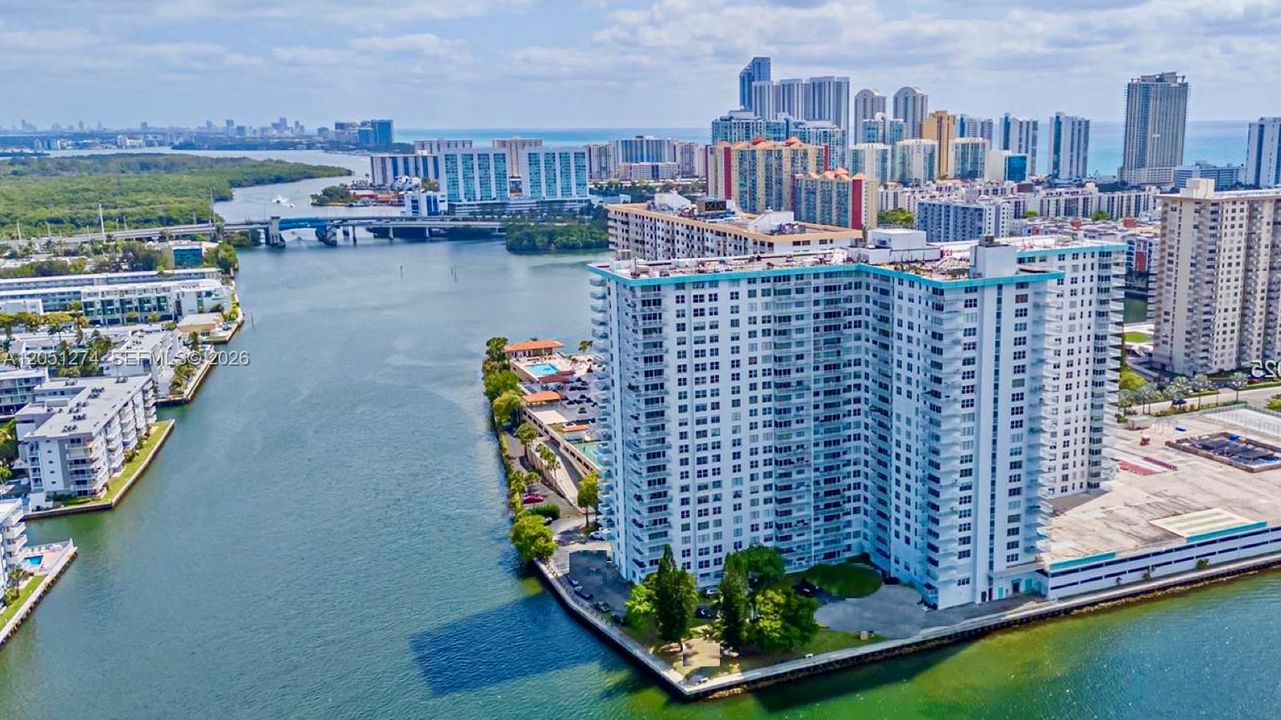 For Sale: $325,000 (2 beds, 2 baths, 1233 Square Feet)