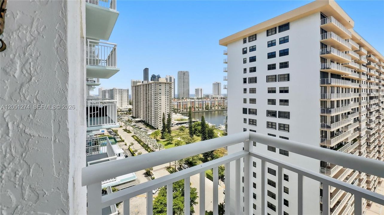 For Sale: $325,000 (2 beds, 2 baths, 1233 Square Feet)