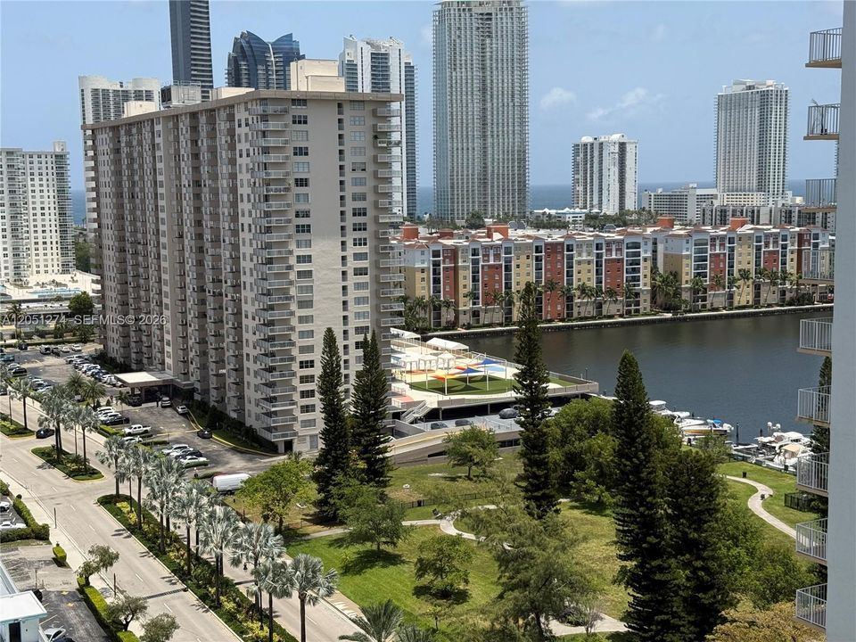 For Sale: $325,000 (2 beds, 2 baths, 1233 Square Feet)