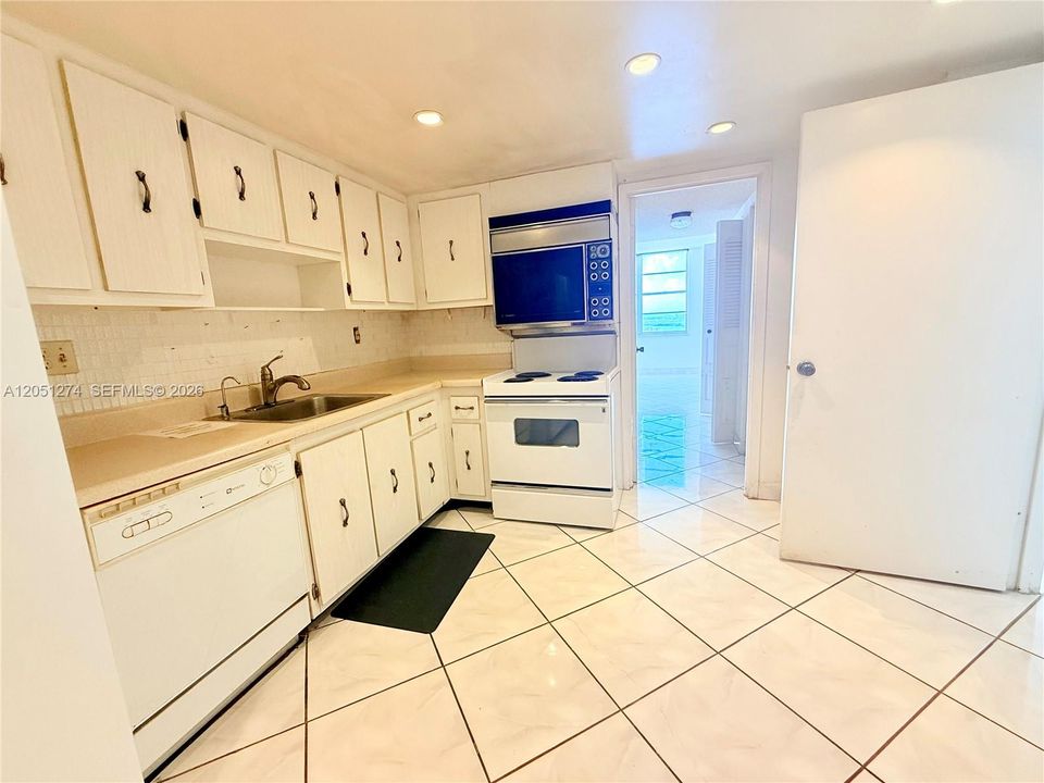 For Sale: $325,000 (2 beds, 2 baths, 1233 Square Feet)
