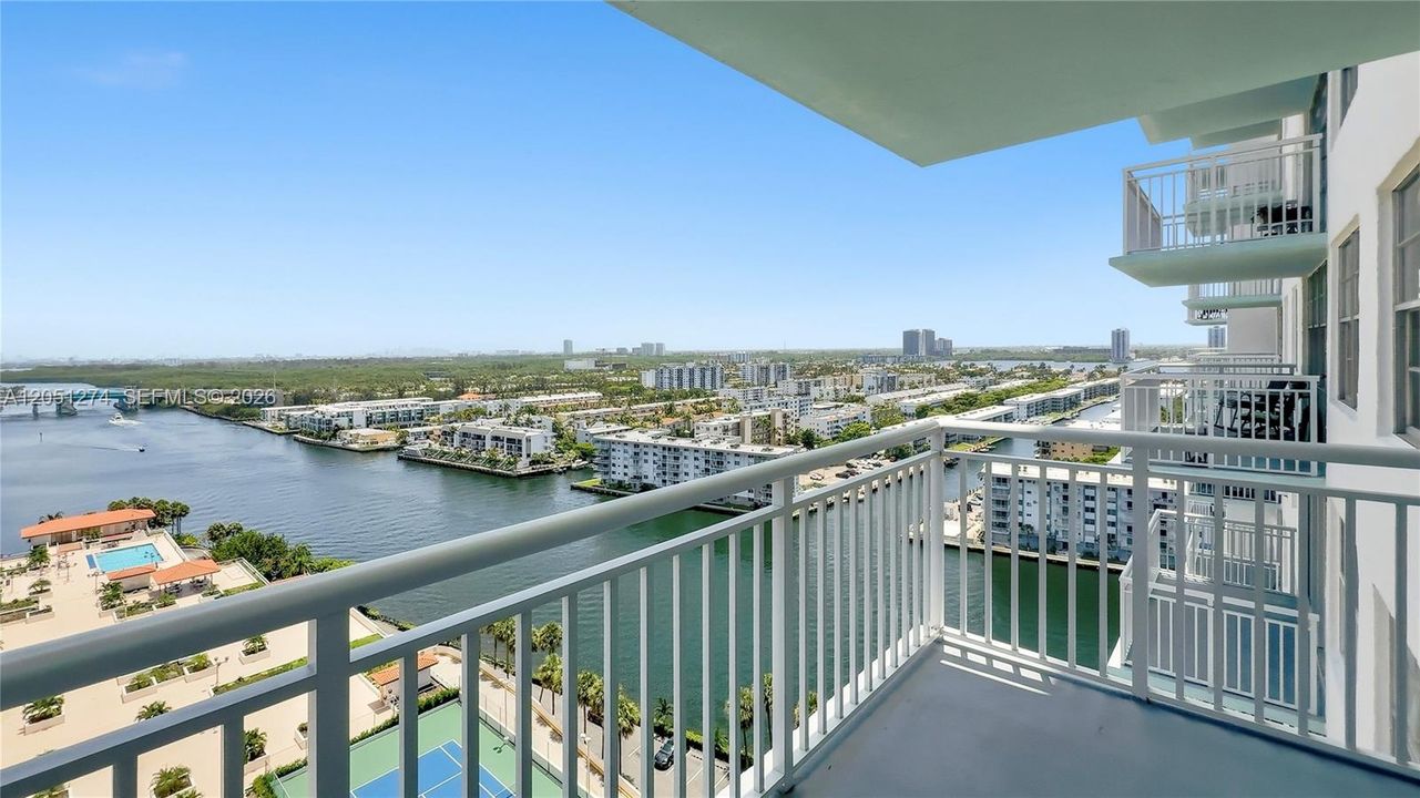 For Sale: $325,000 (2 beds, 2 baths, 1233 Square Feet)