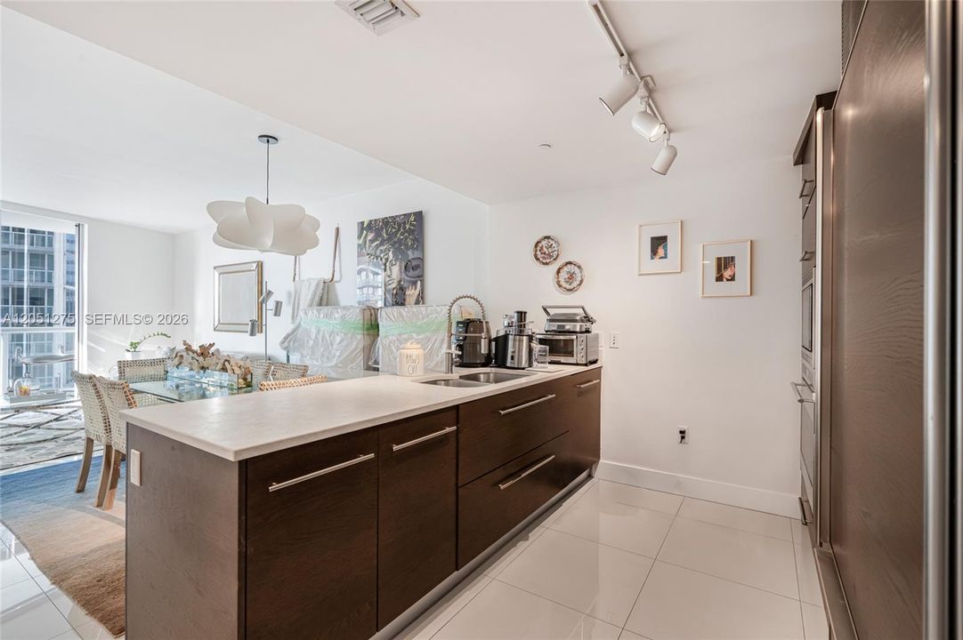 For Sale: $549,999 (1 beds, 1 baths, 816 Square Feet)