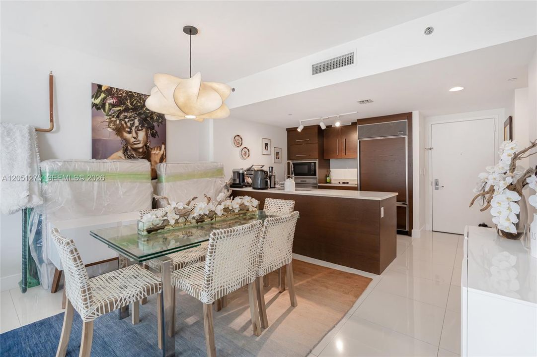 For Sale: $549,999 (1 beds, 1 baths, 816 Square Feet)