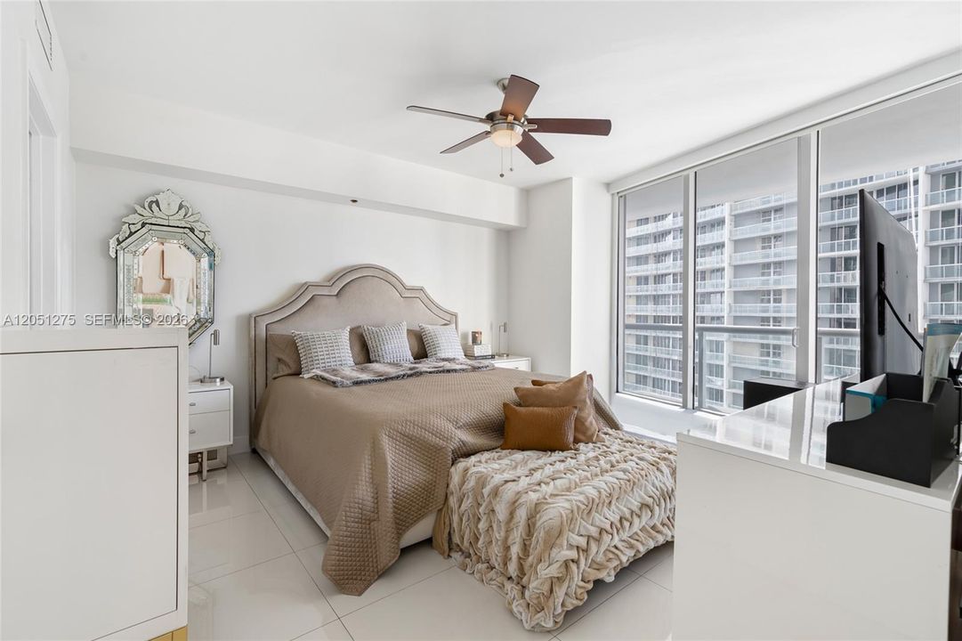 For Sale: $549,999 (1 beds, 1 baths, 816 Square Feet)