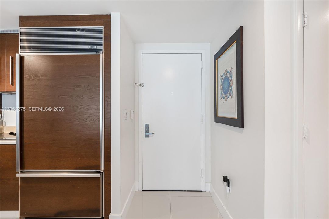 For Sale: $549,999 (1 beds, 1 baths, 816 Square Feet)