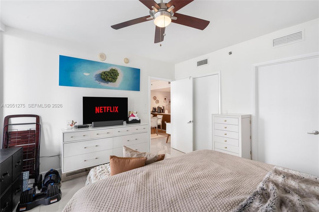For Sale: $549,999 (1 beds, 1 baths, 816 Square Feet)