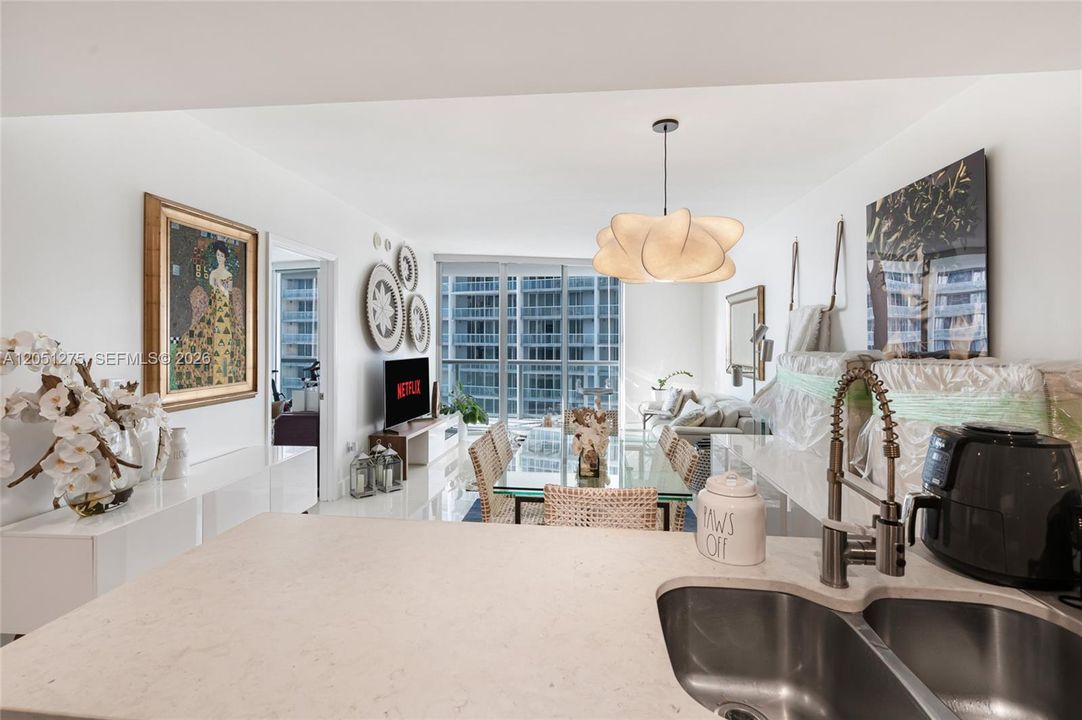 For Sale: $549,999 (1 beds, 1 baths, 816 Square Feet)