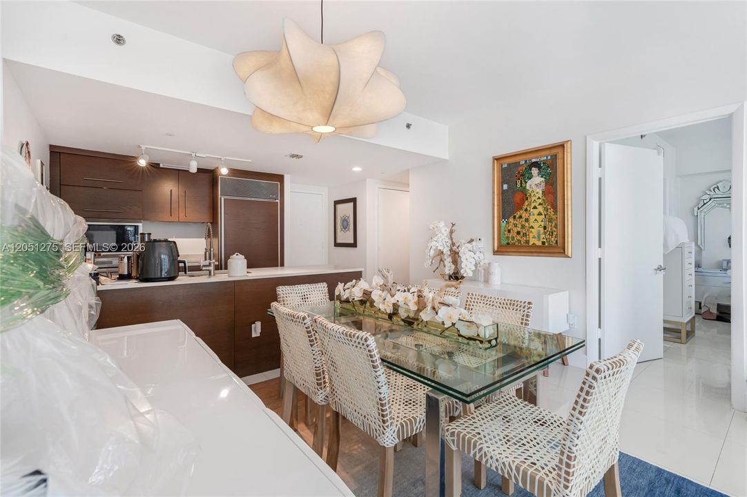 For Sale: $549,999 (1 beds, 1 baths, 816 Square Feet)