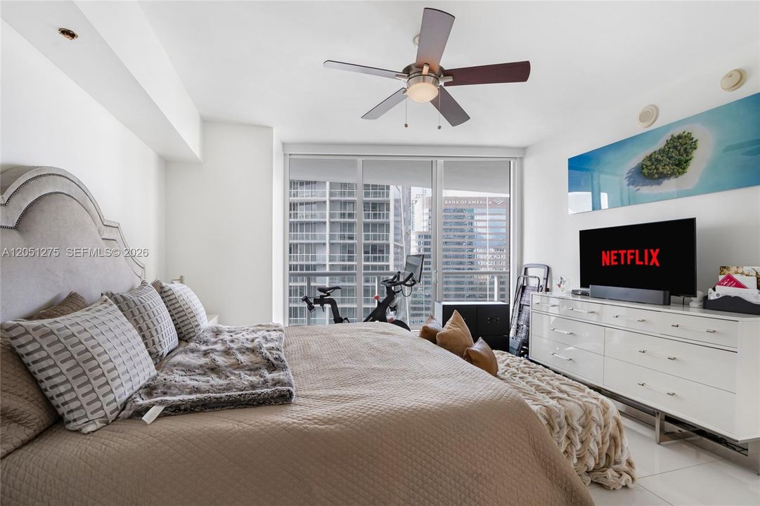 For Sale: $549,999 (1 beds, 1 baths, 816 Square Feet)