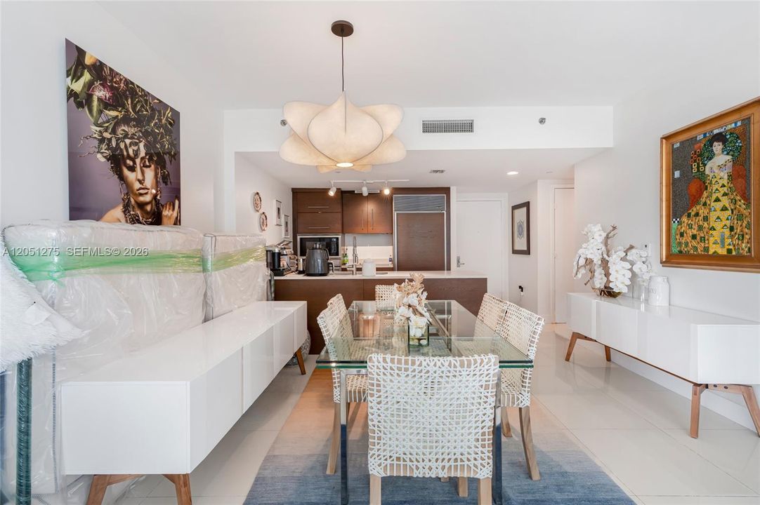 For Sale: $549,999 (1 beds, 1 baths, 816 Square Feet)