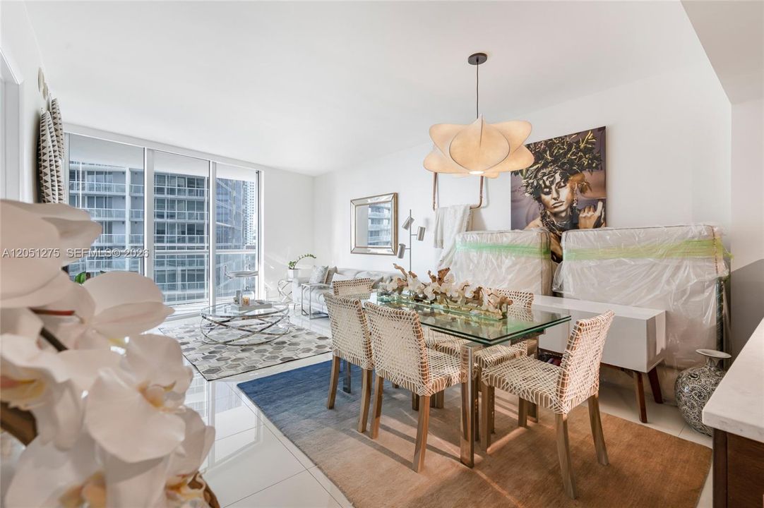 For Sale: $549,999 (1 beds, 1 baths, 816 Square Feet)