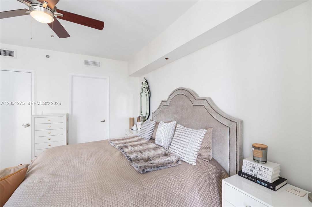 For Sale: $549,999 (1 beds, 1 baths, 816 Square Feet)