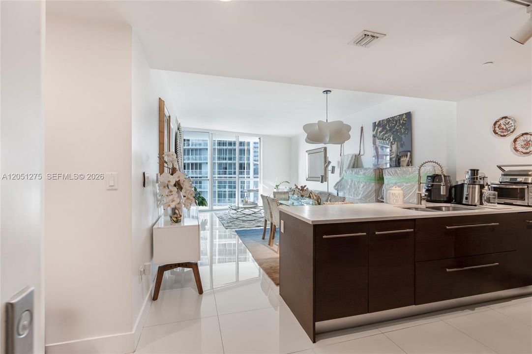 For Sale: $549,999 (1 beds, 1 baths, 816 Square Feet)