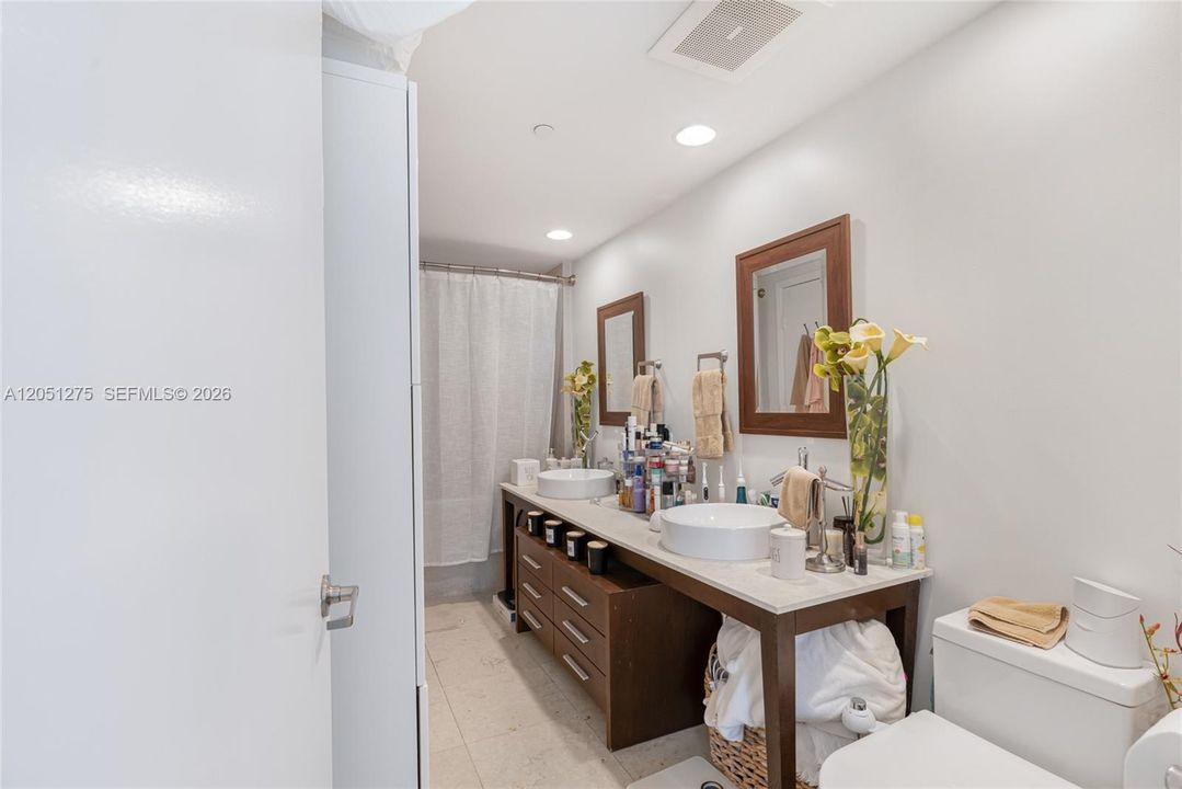 For Sale: $549,999 (1 beds, 1 baths, 816 Square Feet)
