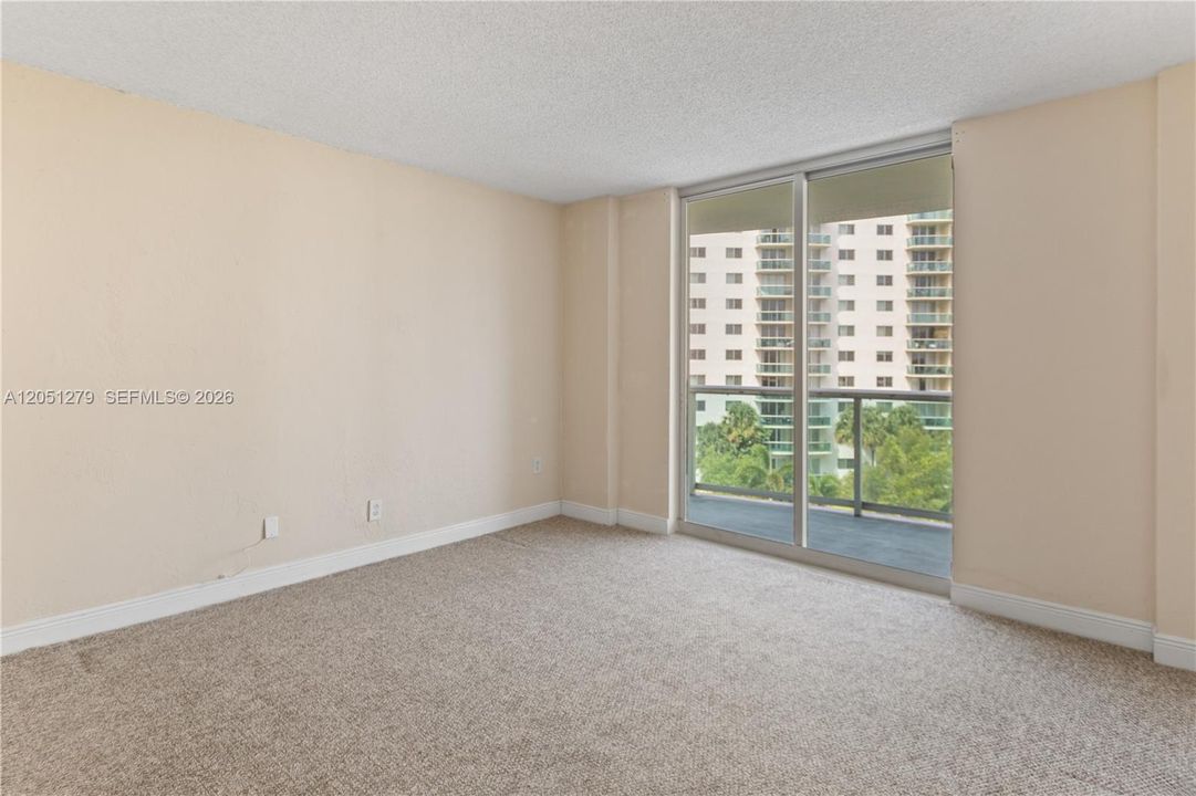 For Rent: $2,000 (1 beds, 1 baths, 1000 Square Feet)