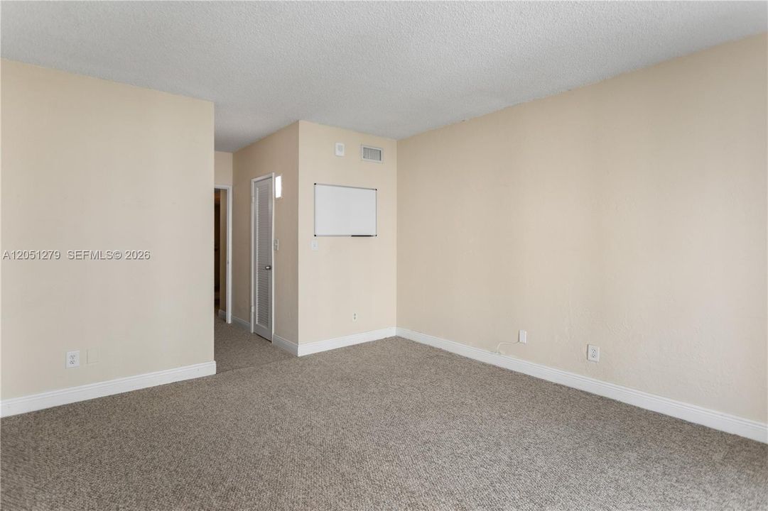 For Rent: $2,000 (1 beds, 1 baths, 1000 Square Feet)