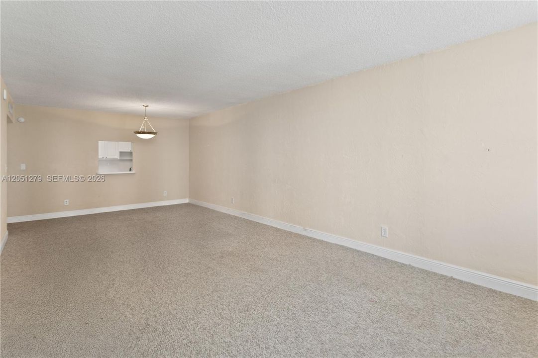 For Rent: $2,000 (1 beds, 1 baths, 1000 Square Feet)