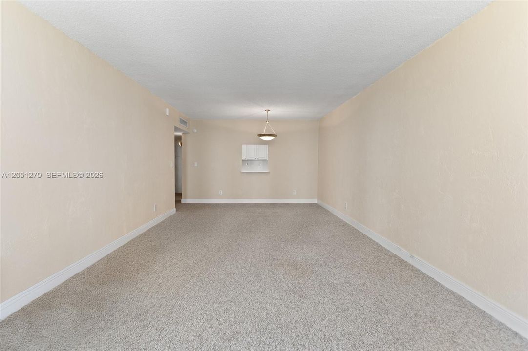 For Rent: $2,000 (1 beds, 1 baths, 1000 Square Feet)