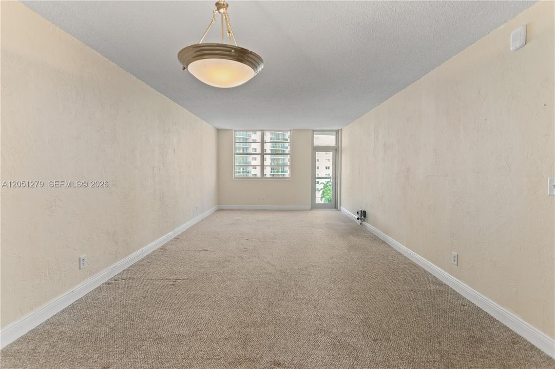For Rent: $2,000 (1 beds, 1 baths, 1000 Square Feet)