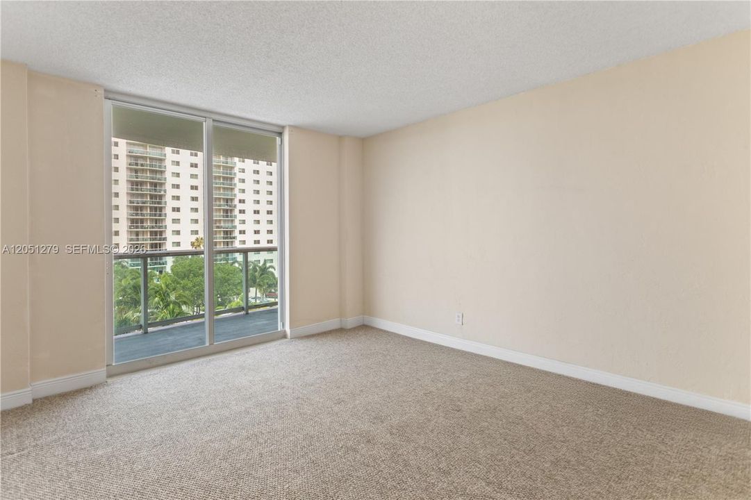For Rent: $2,000 (1 beds, 1 baths, 1000 Square Feet)