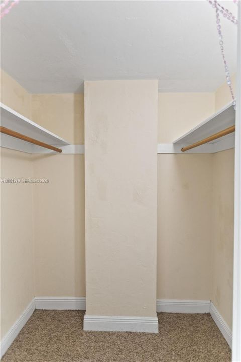 For Rent: $2,000 (1 beds, 1 baths, 1000 Square Feet)
