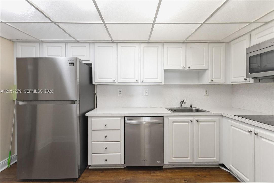 For Rent: $2,000 (1 beds, 1 baths, 1000 Square Feet)