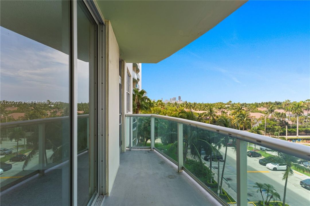 For Rent: $2,000 (1 beds, 1 baths, 1000 Square Feet)