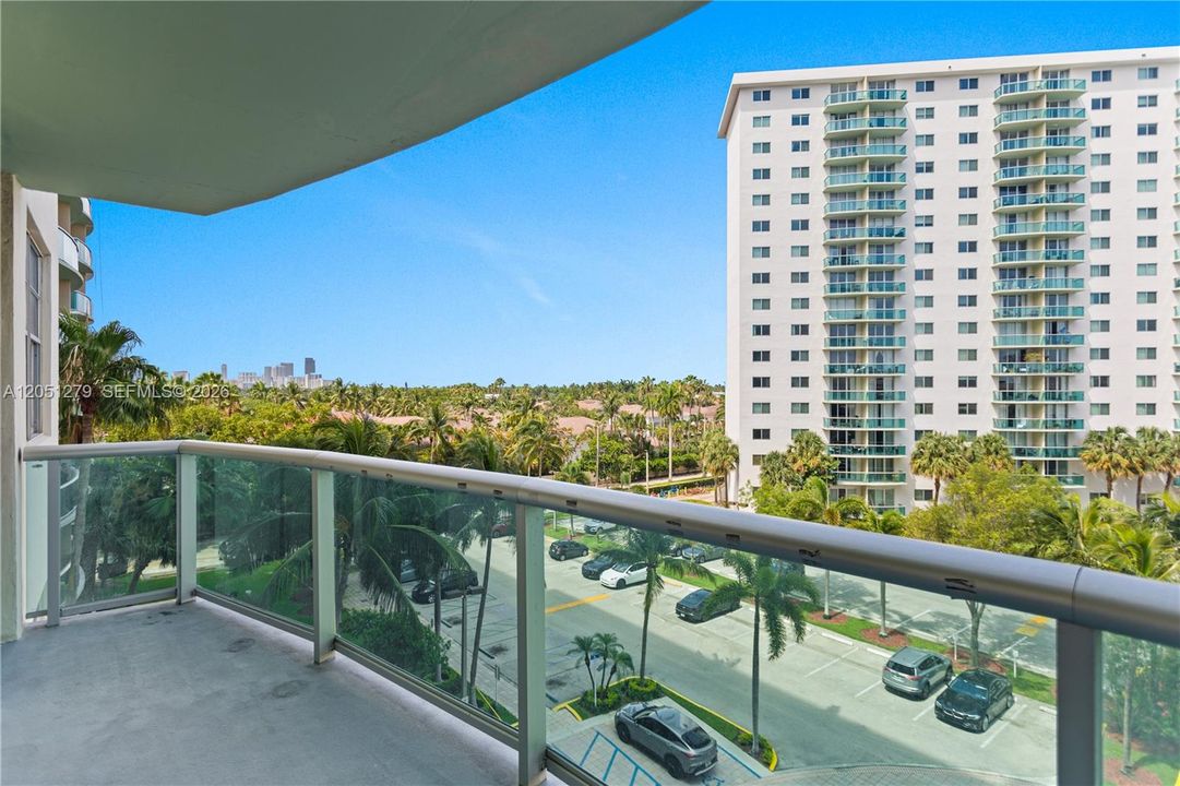For Rent: $2,000 (1 beds, 1 baths, 1000 Square Feet)