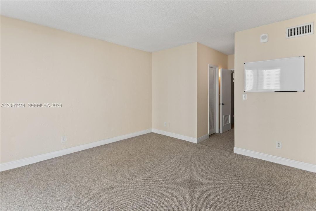 For Rent: $2,000 (1 beds, 1 baths, 1000 Square Feet)