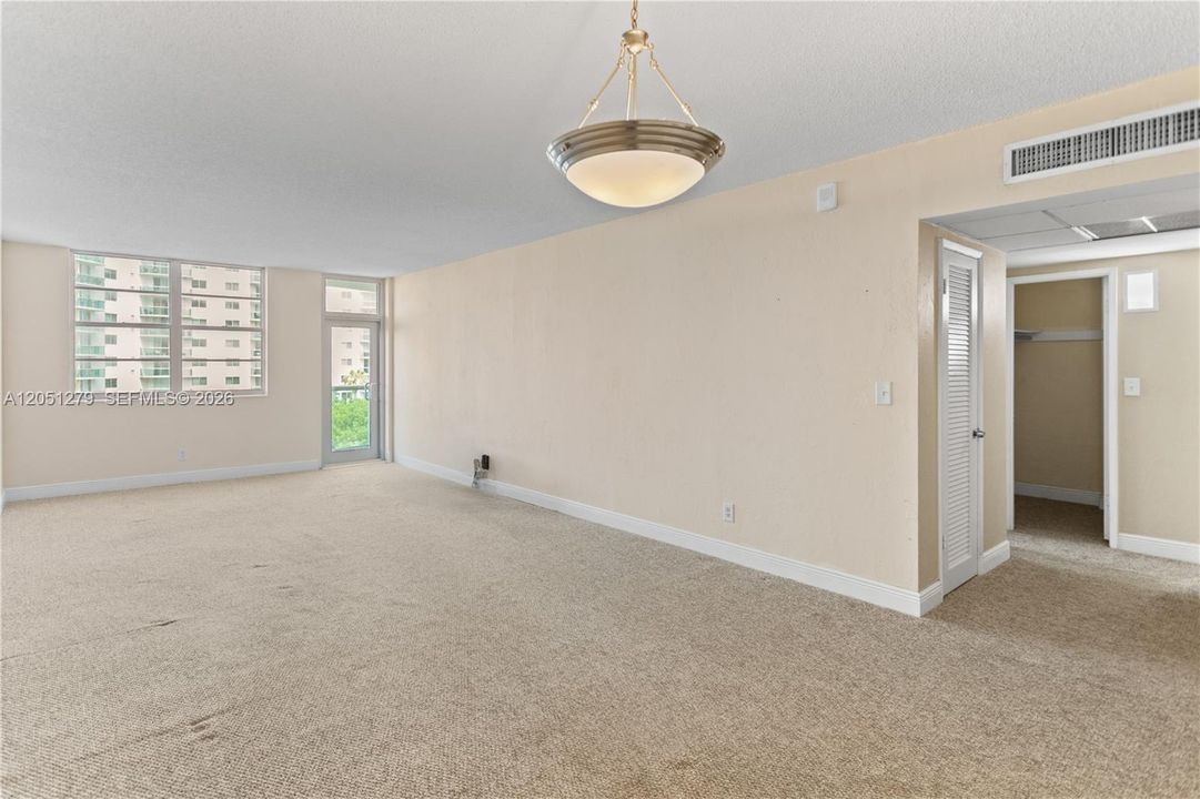 For Rent: $2,000 (1 beds, 1 baths, 1000 Square Feet)