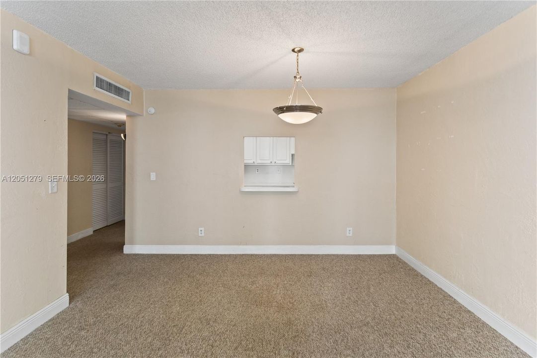 For Rent: $2,000 (1 beds, 1 baths, 1000 Square Feet)