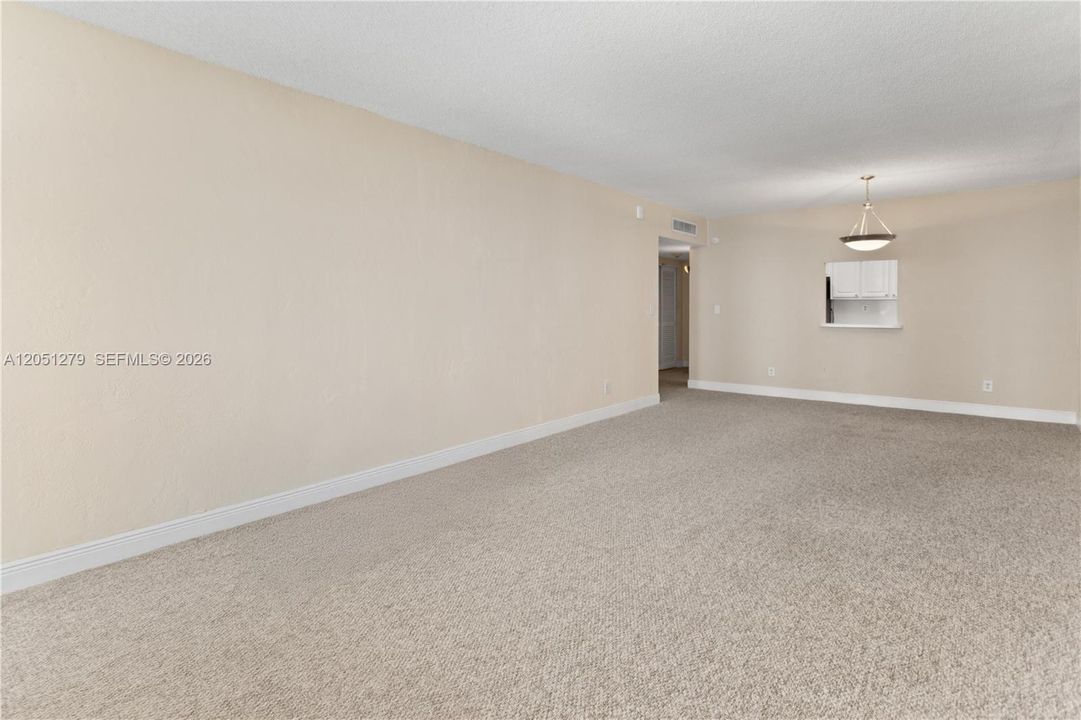 For Rent: $2,000 (1 beds, 1 baths, 1000 Square Feet)