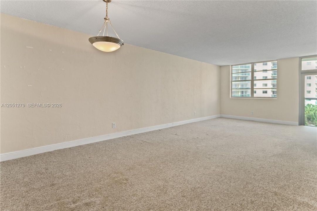 For Rent: $2,000 (1 beds, 1 baths, 1000 Square Feet)