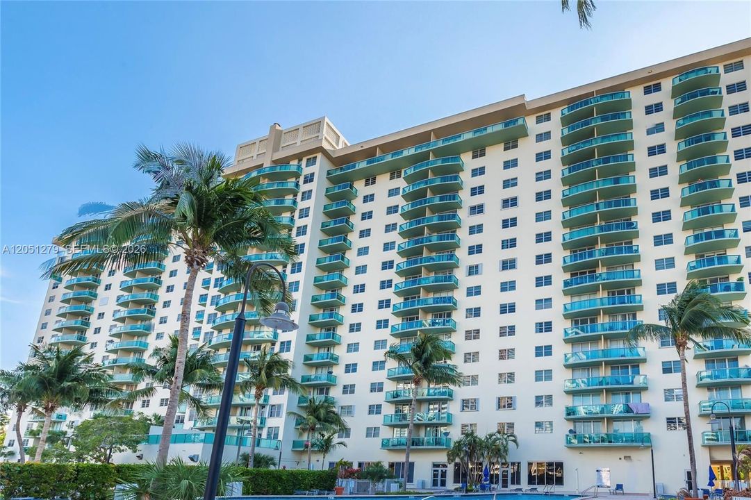 For Rent: $2,000 (1 beds, 1 baths, 1000 Square Feet)