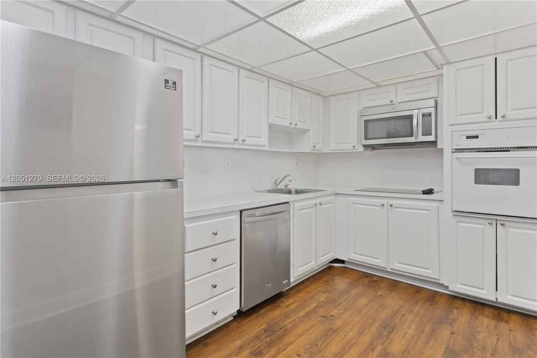 For Rent: $2,000 (1 beds, 1 baths, 1000 Square Feet)