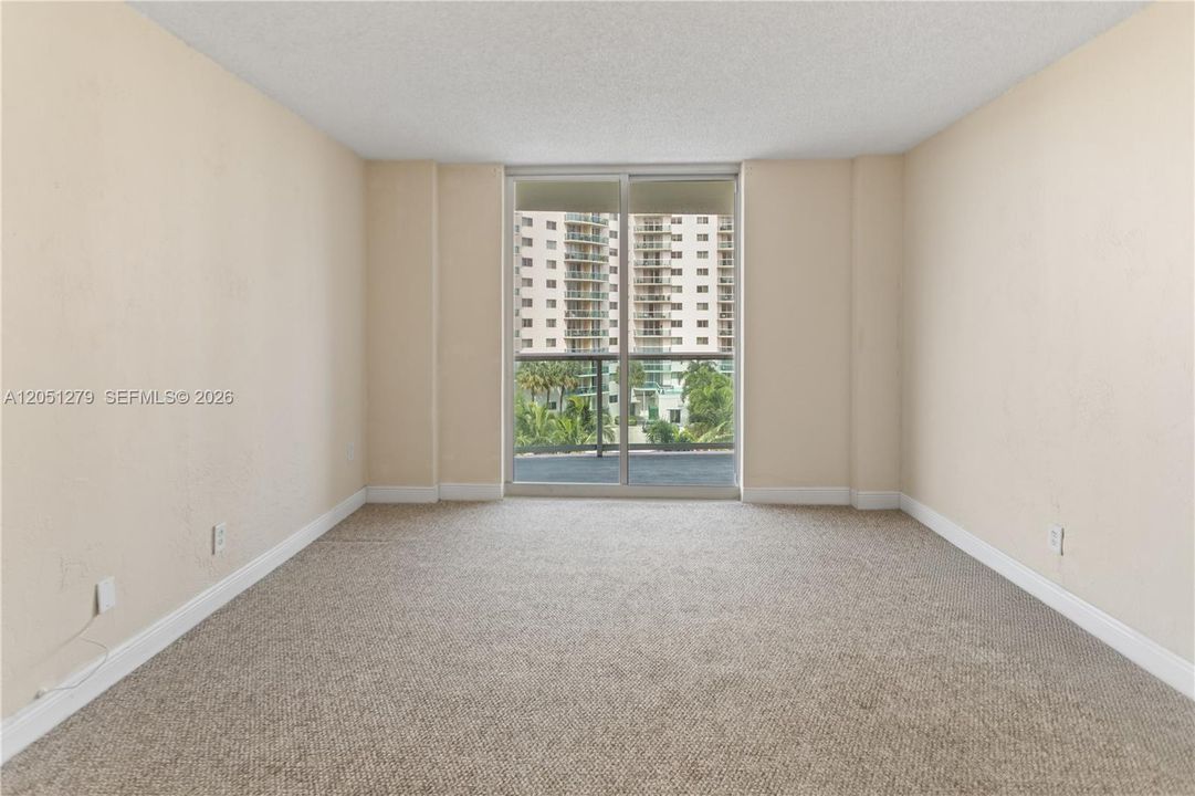 For Rent: $2,000 (1 beds, 1 baths, 1000 Square Feet)